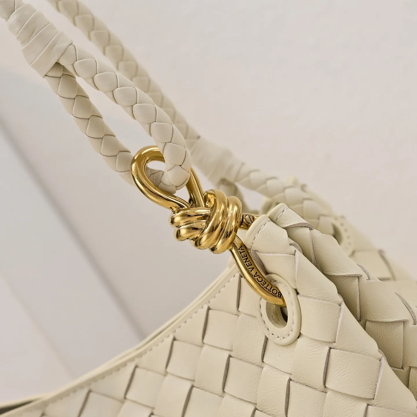 Batch 2060 BOTTEGA VENETA 2025 Autumn New Product Medium Parachuta The long-awaited new medium parachuta is here, with a unique appearance and iconic metal knots, and a whole piece of leather folds the four corners into a parachute shape! The exquisite Knot metal buckle is like putting jewelry on a bag. It is high-end and elegant. Its super capacity can hold all your things! The overall effect of this bag is very different from before. It is neither too delicate to provide a large capacity nor too bulky because of its practicality. It simply provides a perfectly suitable bag for casual and simple people👜 Style number: 5921 Size: 29.5*18.5*17.5cm